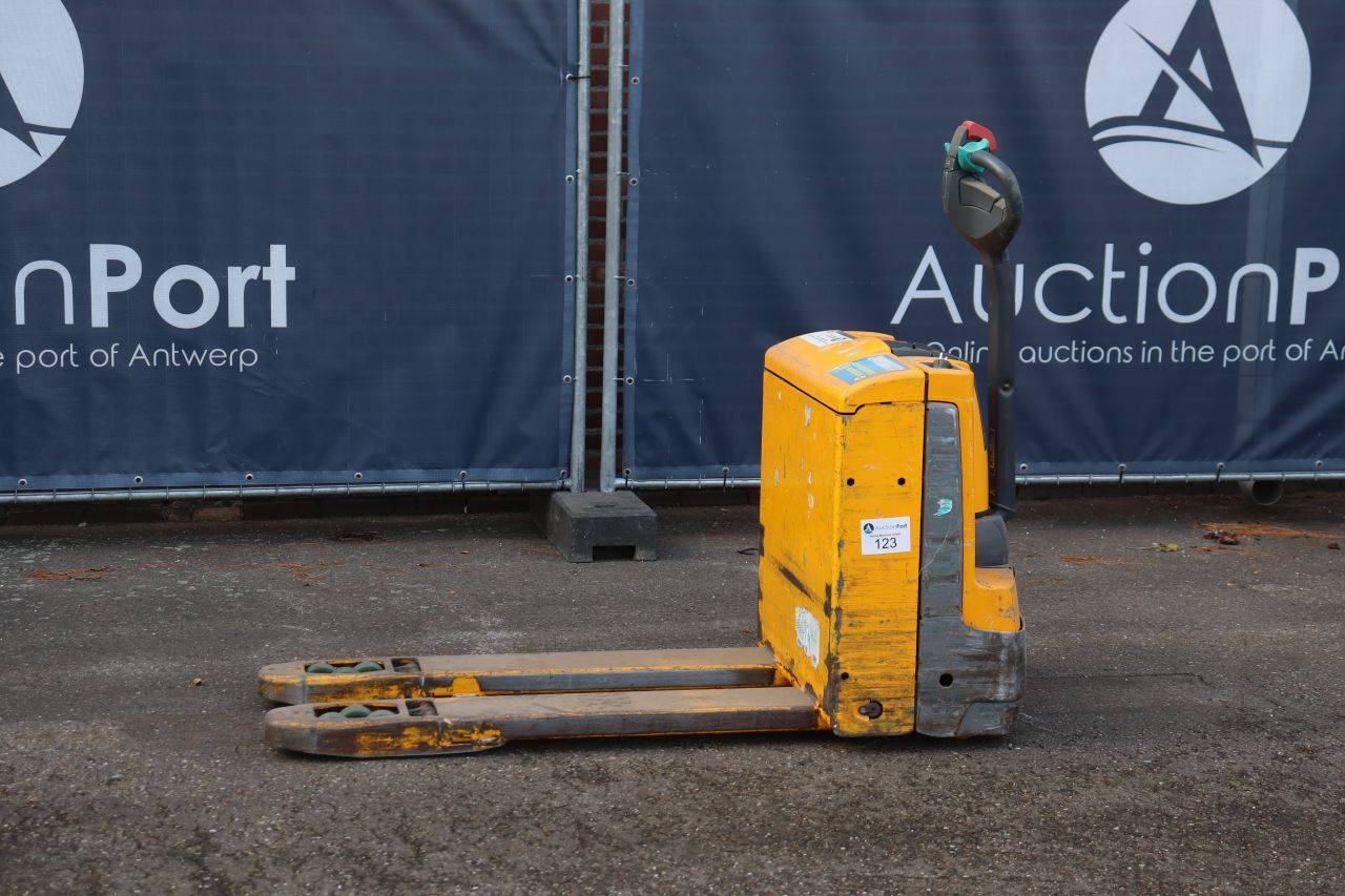 Transpallet elettrico Jungheinrich EJE 116 da 1600 kg, anno 2016