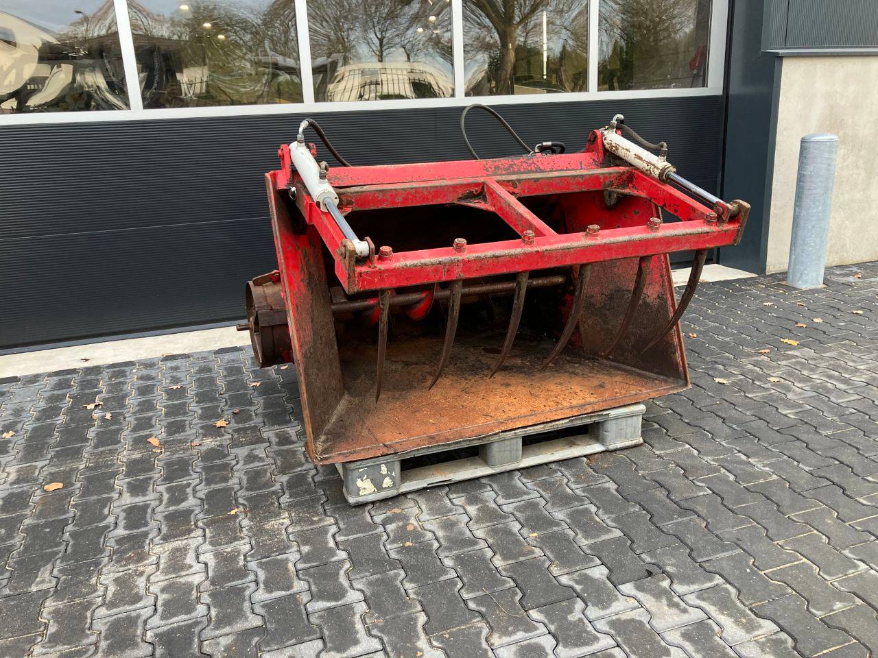 Feed trough for articulated loader