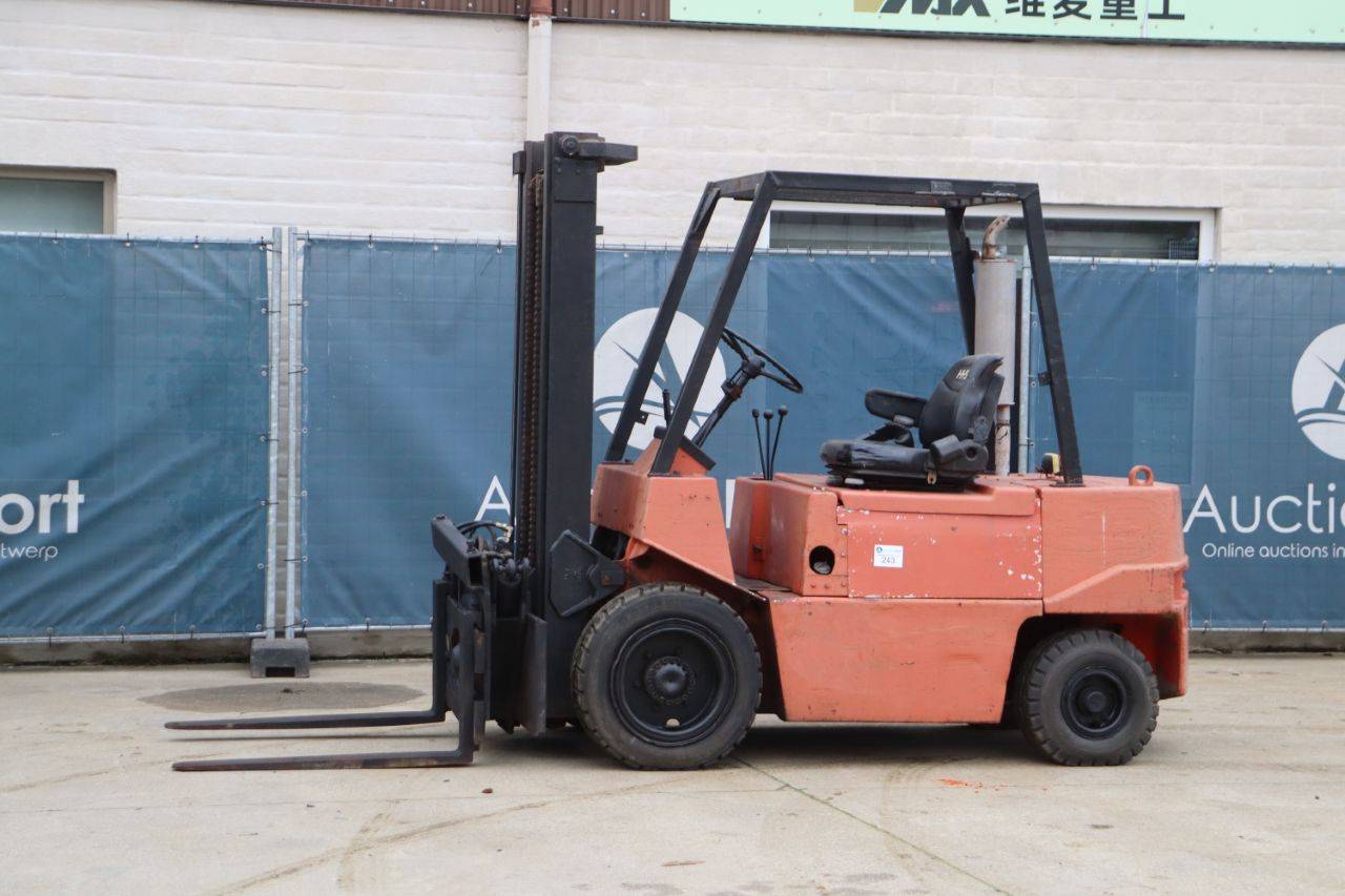 Hyster Diesel Forklift with Crate Tipper