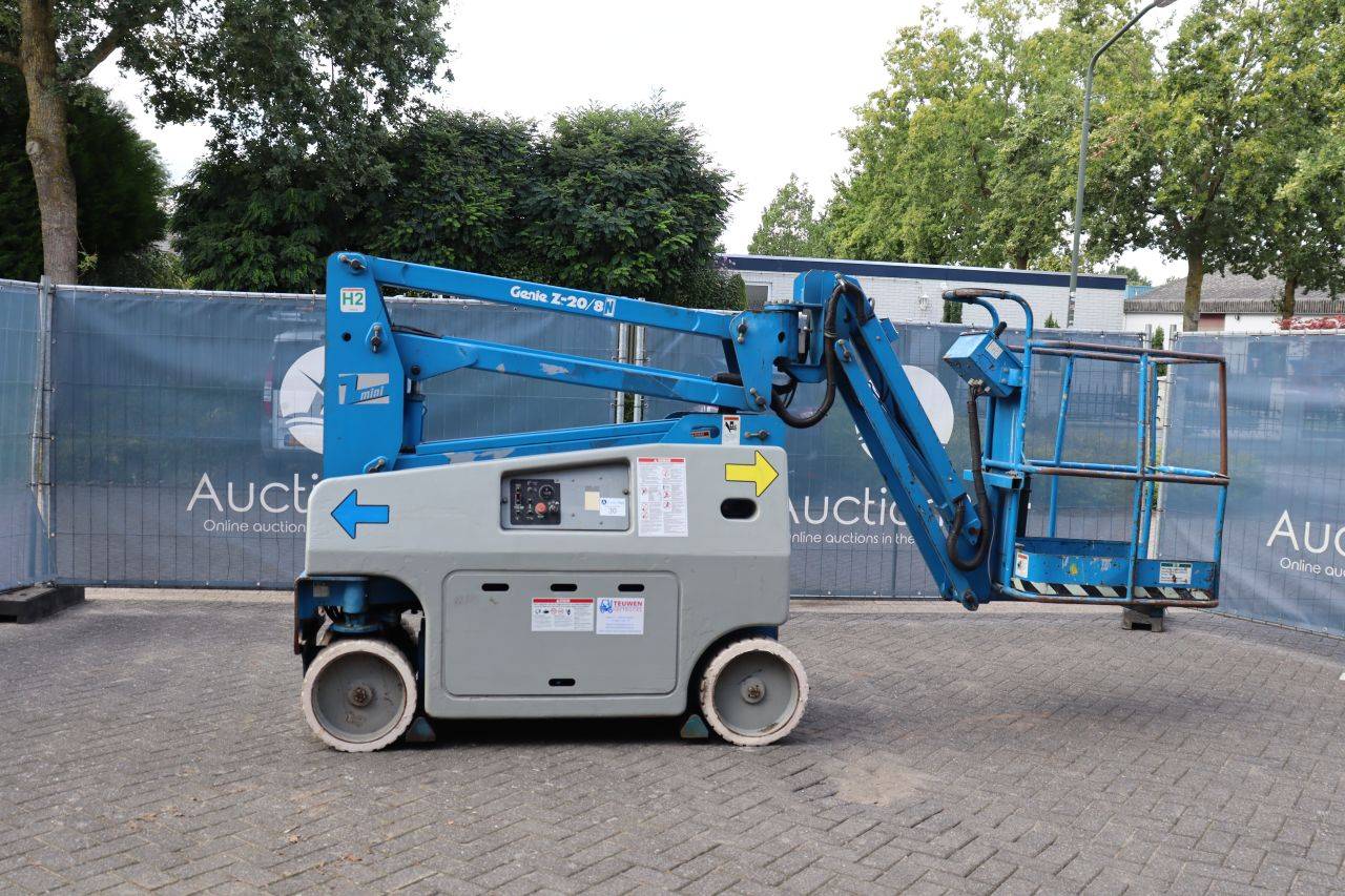 Piattaforma aerea articolata elettrica Genie Z-20/8N, portata 200 kg, altezza 8,1 m, anno di costruzione 1998.