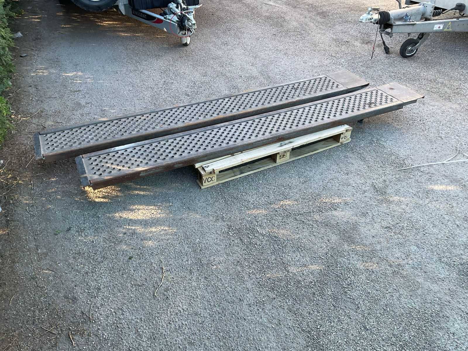 Set of steel ramps