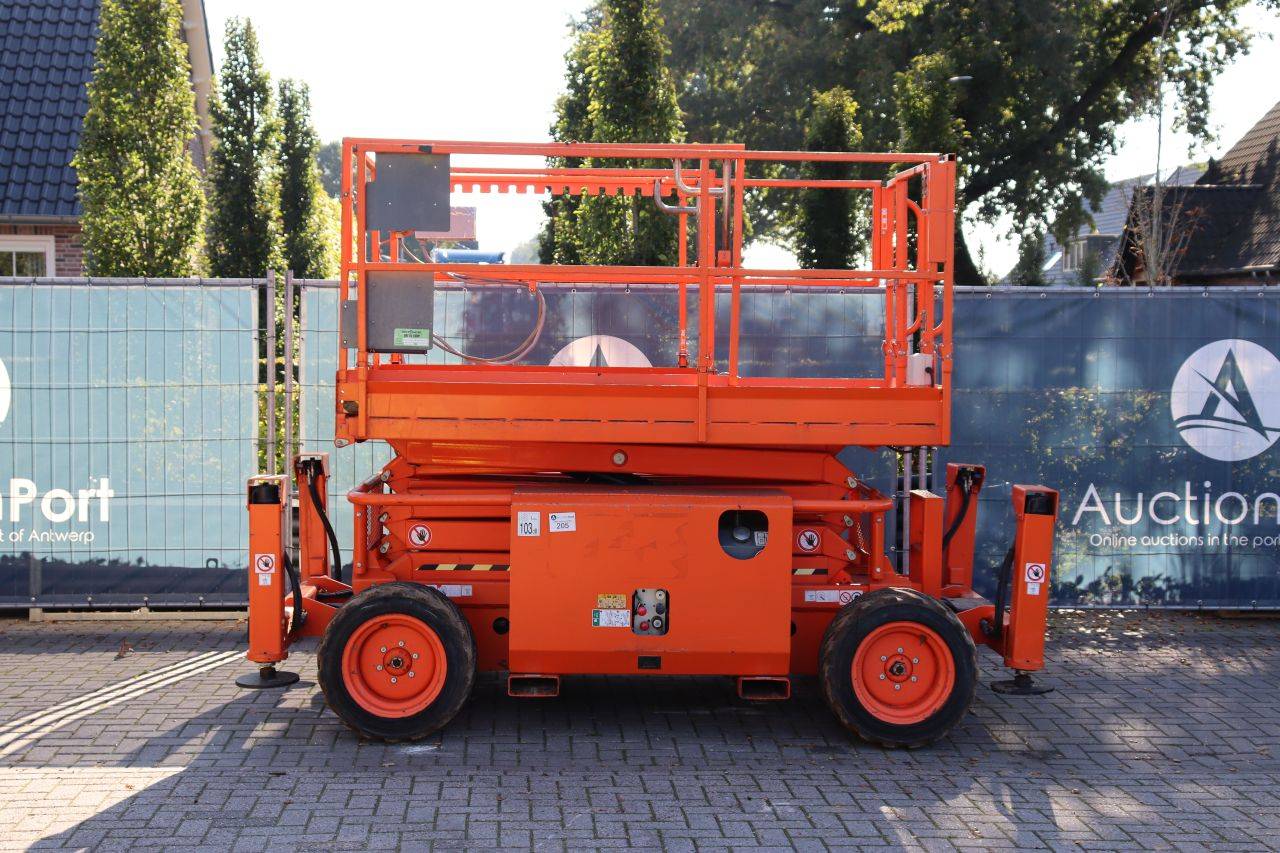 Nacelle à ciseaux diesel Skyjack SJ 6826RT 567 kg 9,9 m 2016