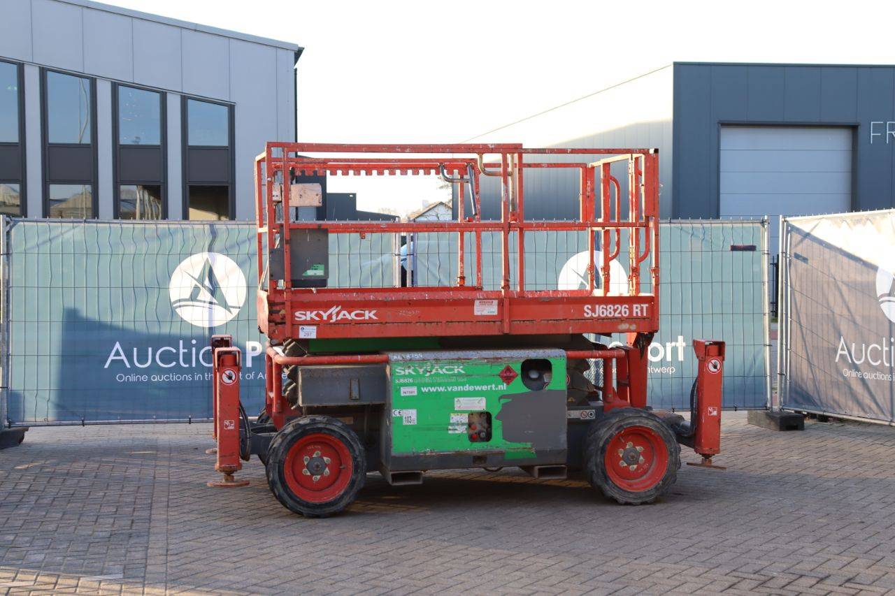 Scissor lift Skyjack SJ6826 RT Diesel 10m 2014