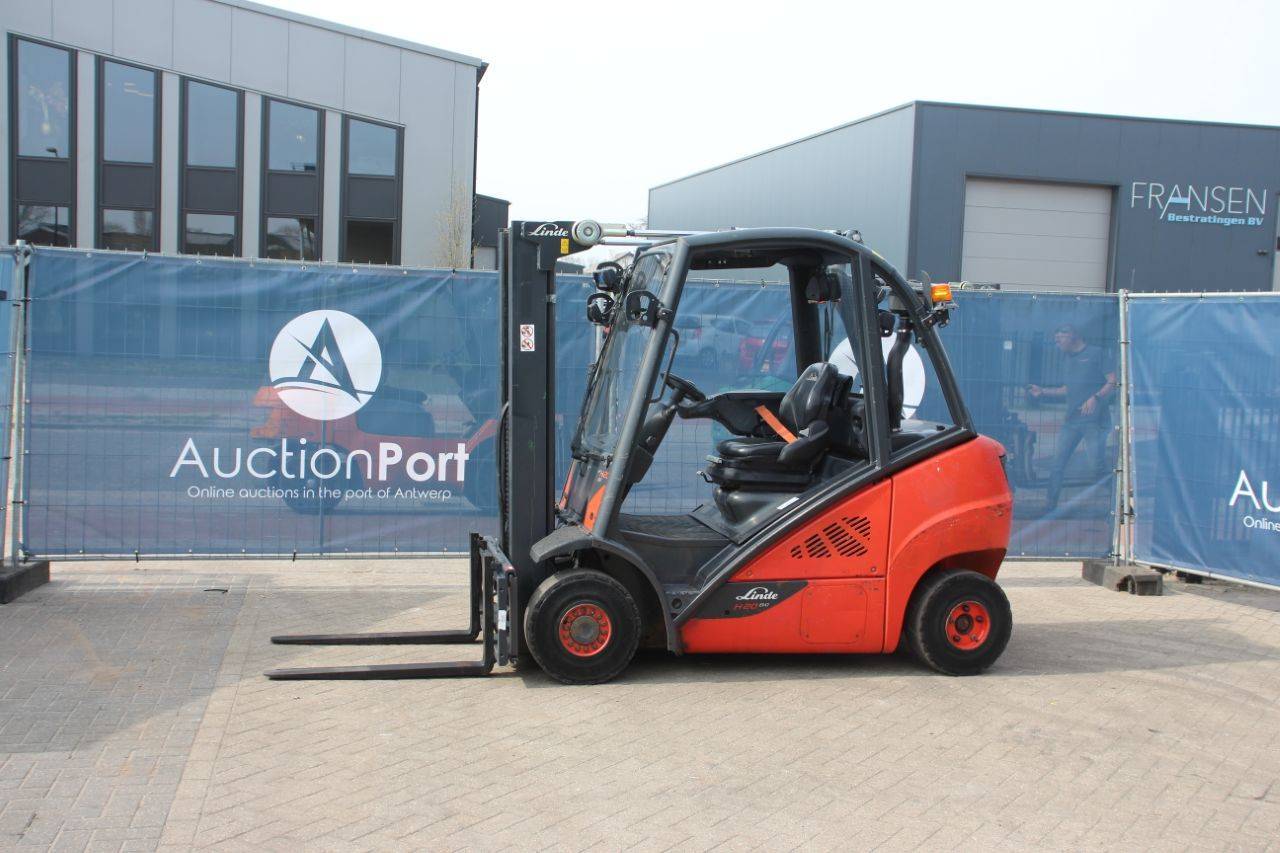 Forklifts - Mini excavators - Trucks - Generators - Aerial work platforms
