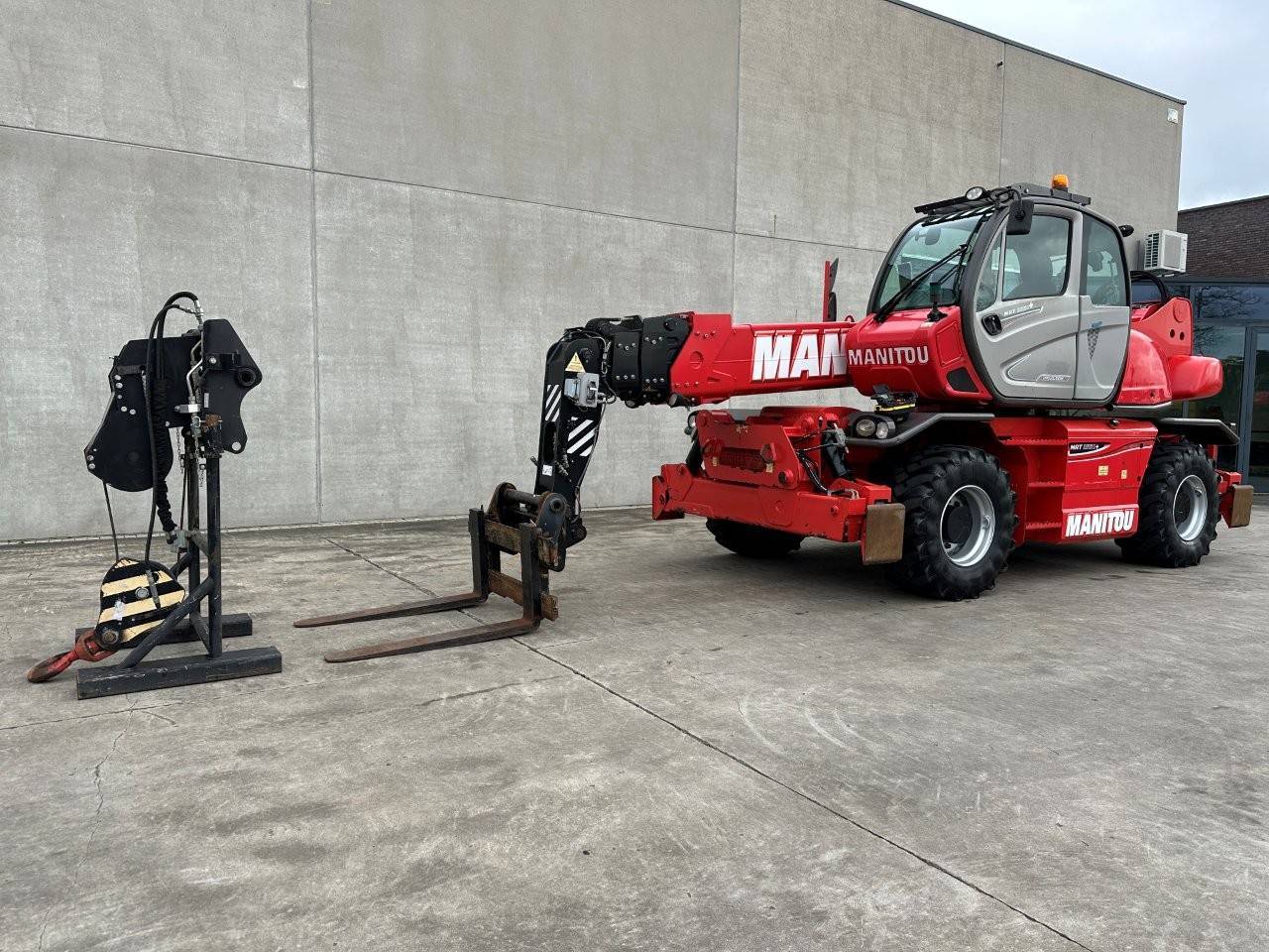 Excavators - Construction Machinery - Generators - Equipment