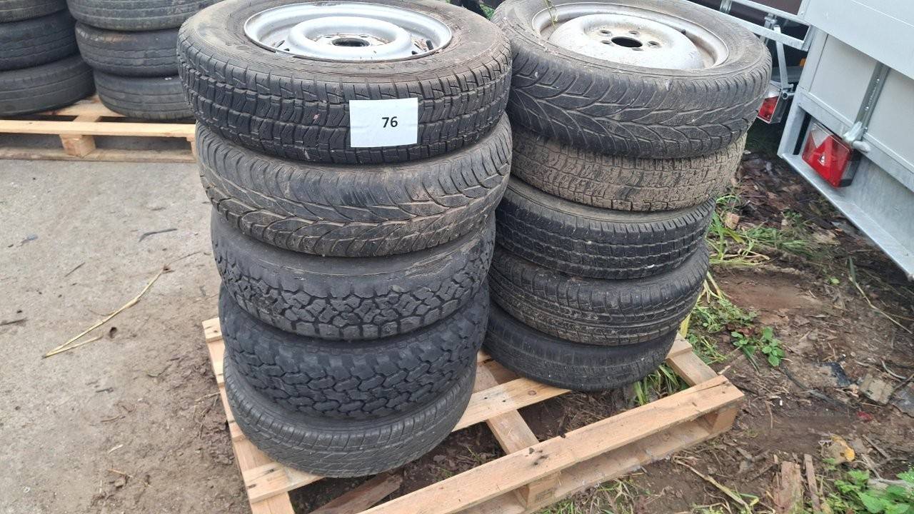 Lote de pneus variados com aros, 10 unidades