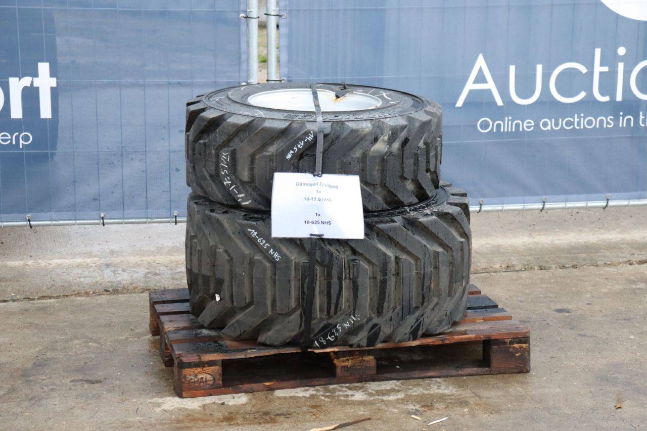 Set of tires with damaged rim Outrigger 14-17.5NHS/16-625NHS 