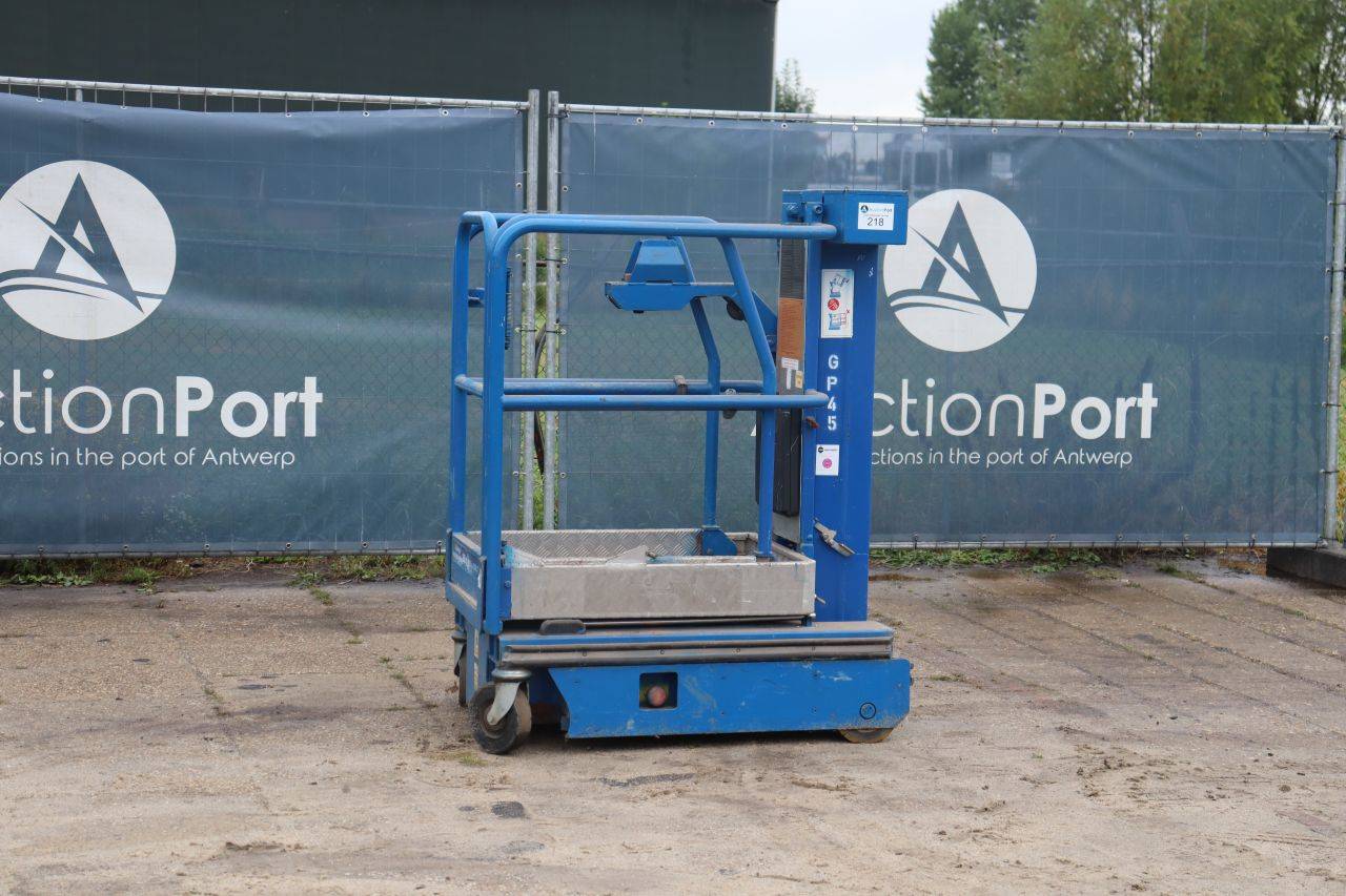 Piattaforma elevatrice elettrica a colonna Power Tower Nano SP da 4,5 m, anno 2011.