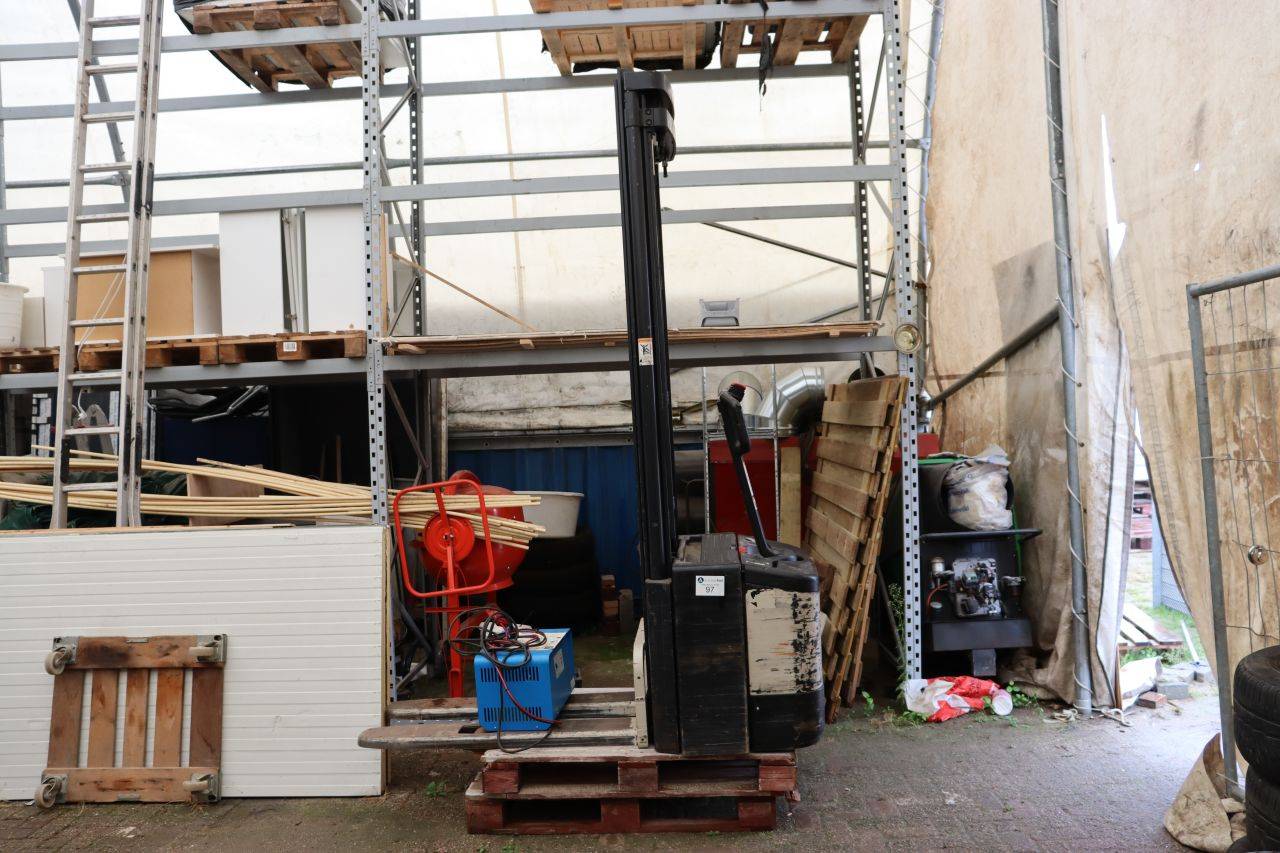 Carrello elevatore elettrico Crown WE2000, portata 1250 kg, altezza 4,3 m, anno di produzione 2003.