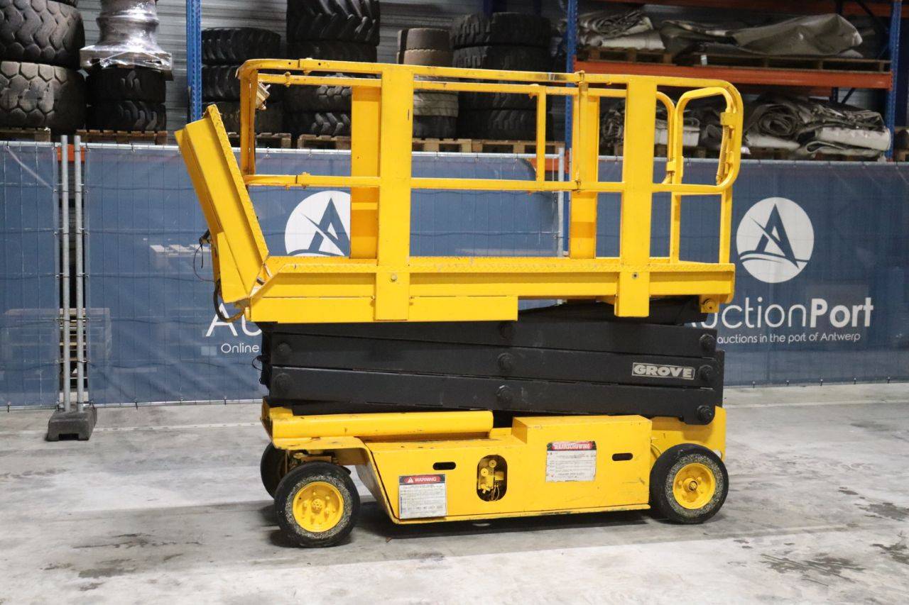 Scissor lift Grove Electric