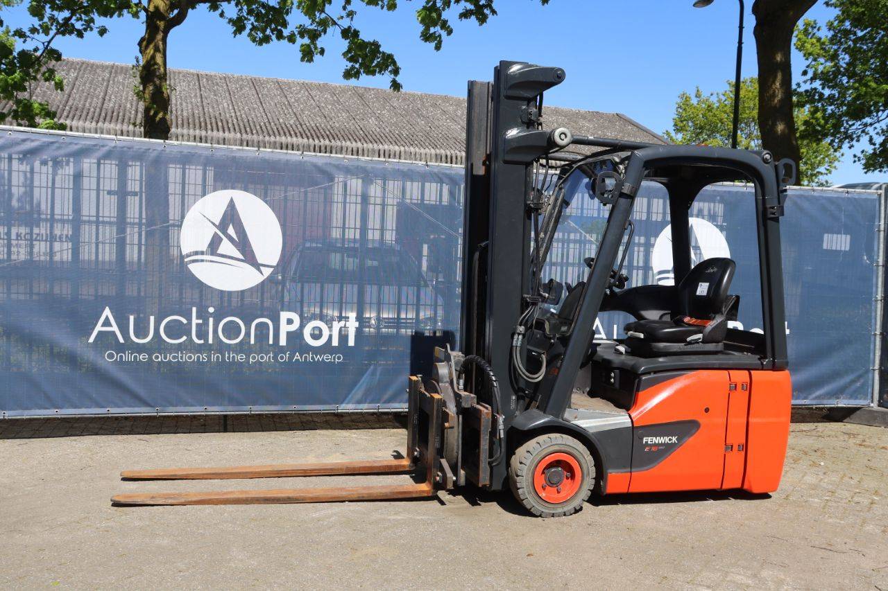 Carrello elevatore elettrico Linde E16C-02, portata 1600 kg, altezza di sollevamento 7 m, anno 2018.