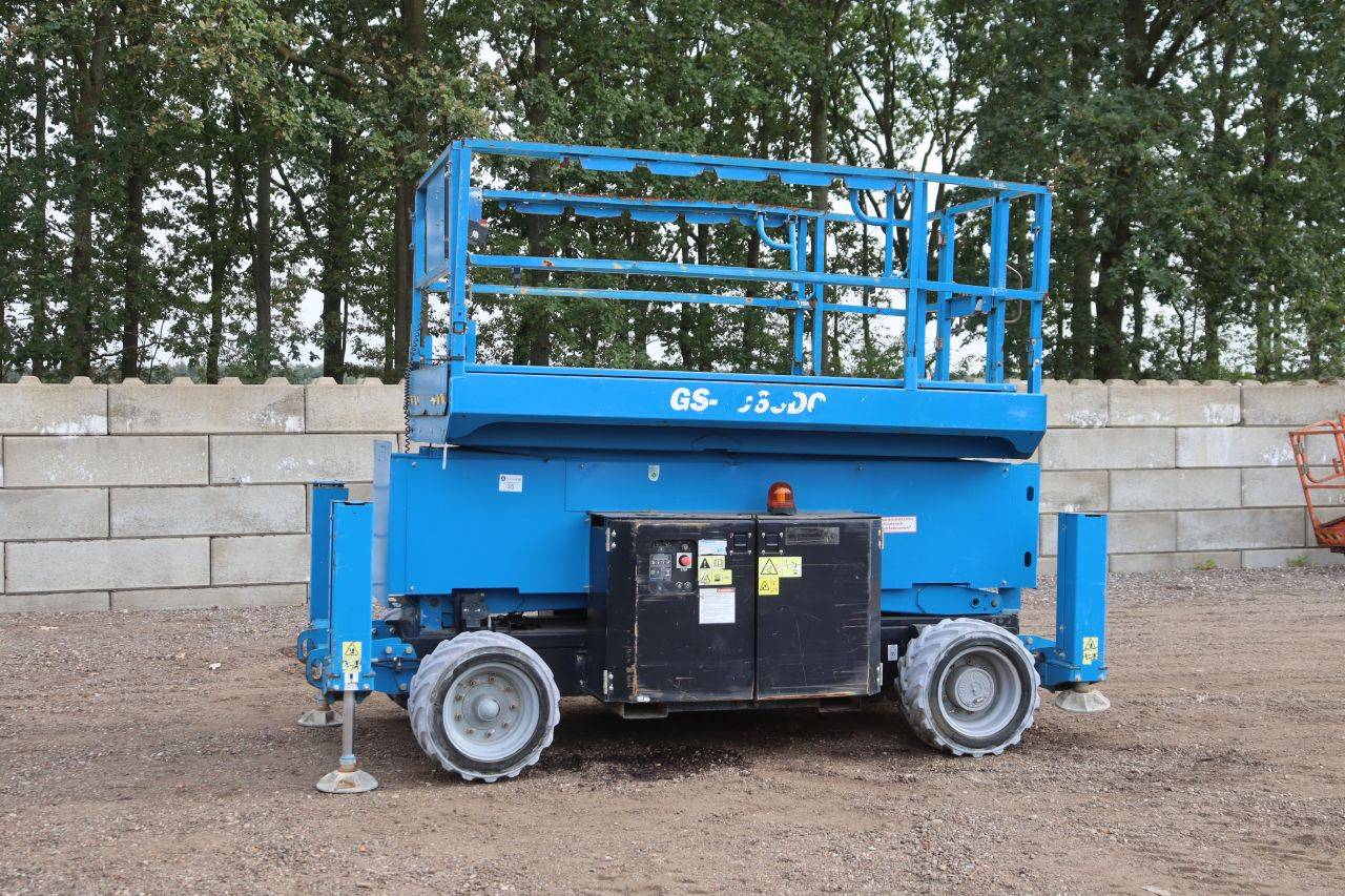 Piattaforma elevatrice a forbice Genie GS-4069 elettrica a corrente continua, portata 363 kg, altezza 14 m, anno 2016.
