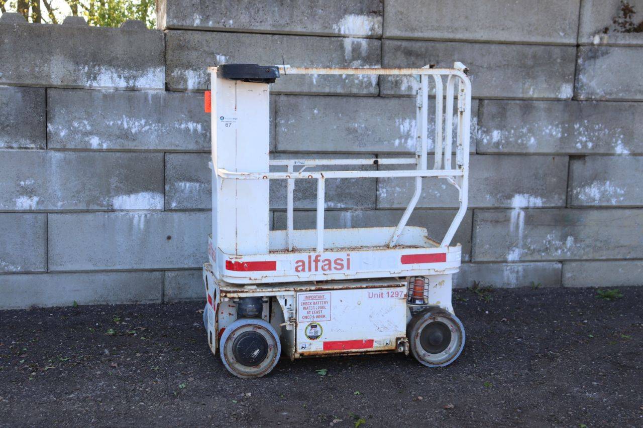 Piattaforma aerea elettrica a colonna JLG 1230ES da 5,66 m, anno 2013