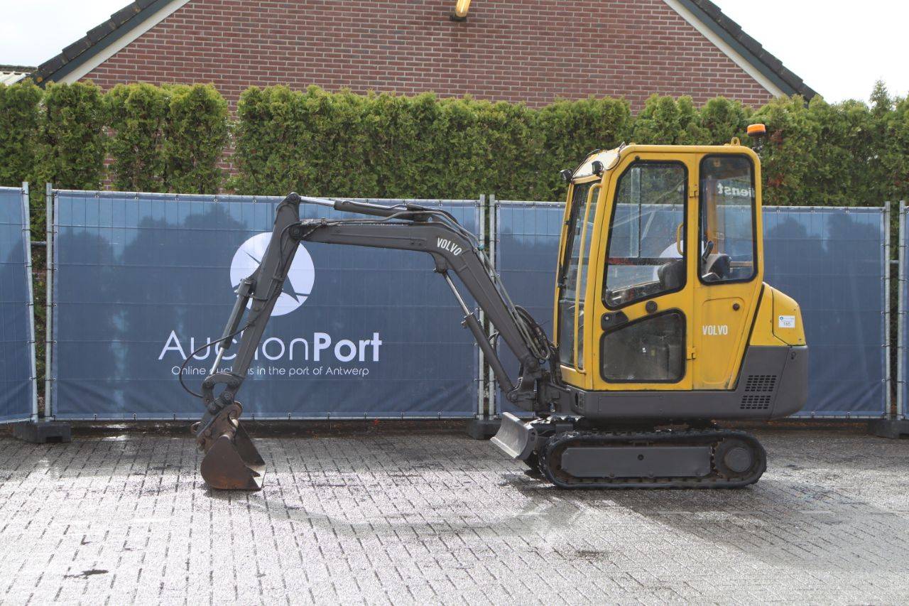 Mini excavator Volvo 261 Diesel 2000