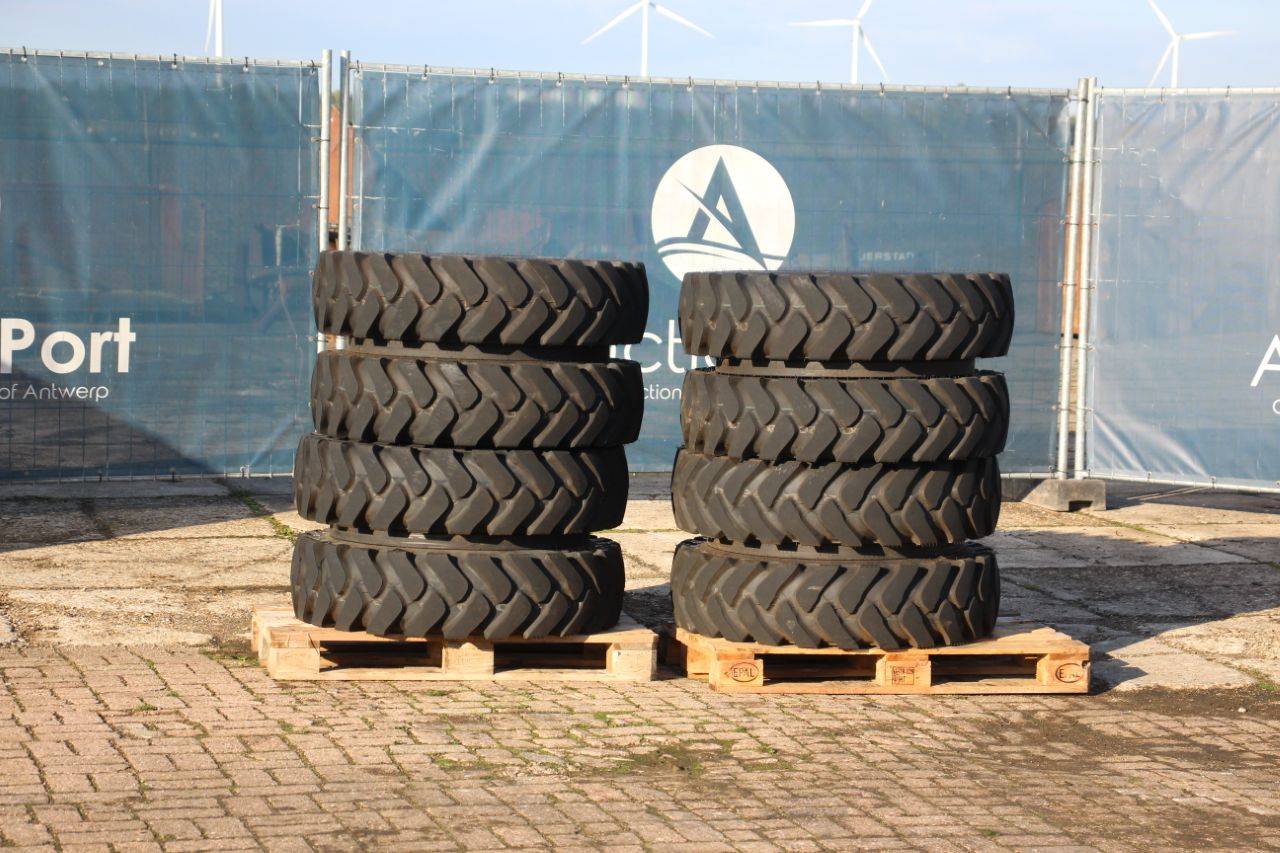 Set of tires KUMHO 10.00-20 on rims 8 pieces New
