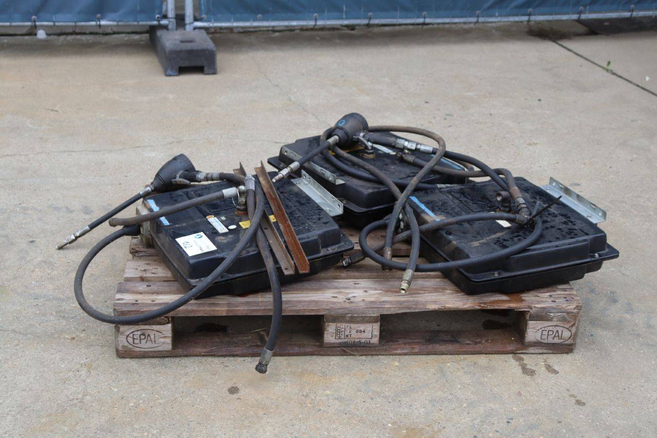 Set of hydraulic control units with hoses Nederman
