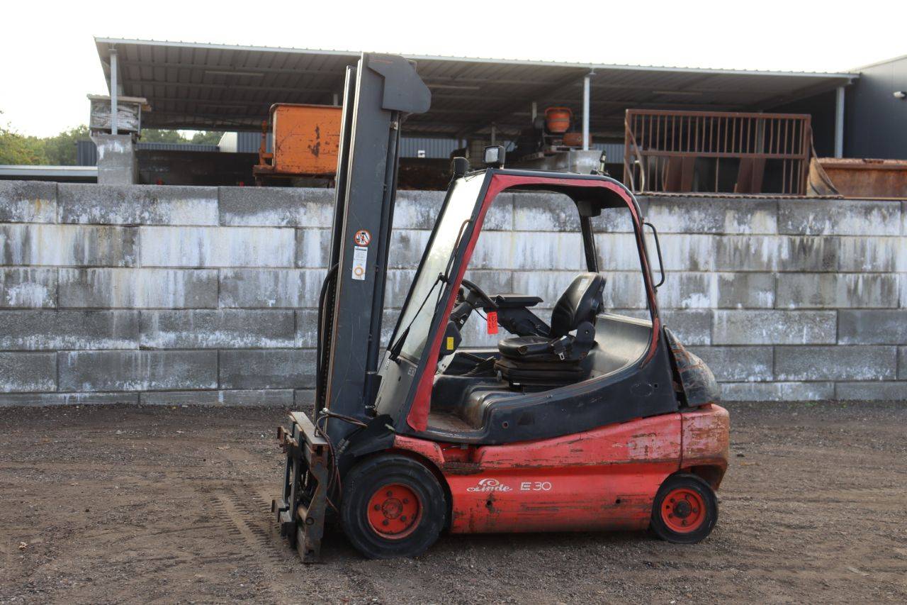 Carrello elevatore elettrico Linde E30-02 3000 kg 3,79 m 2000