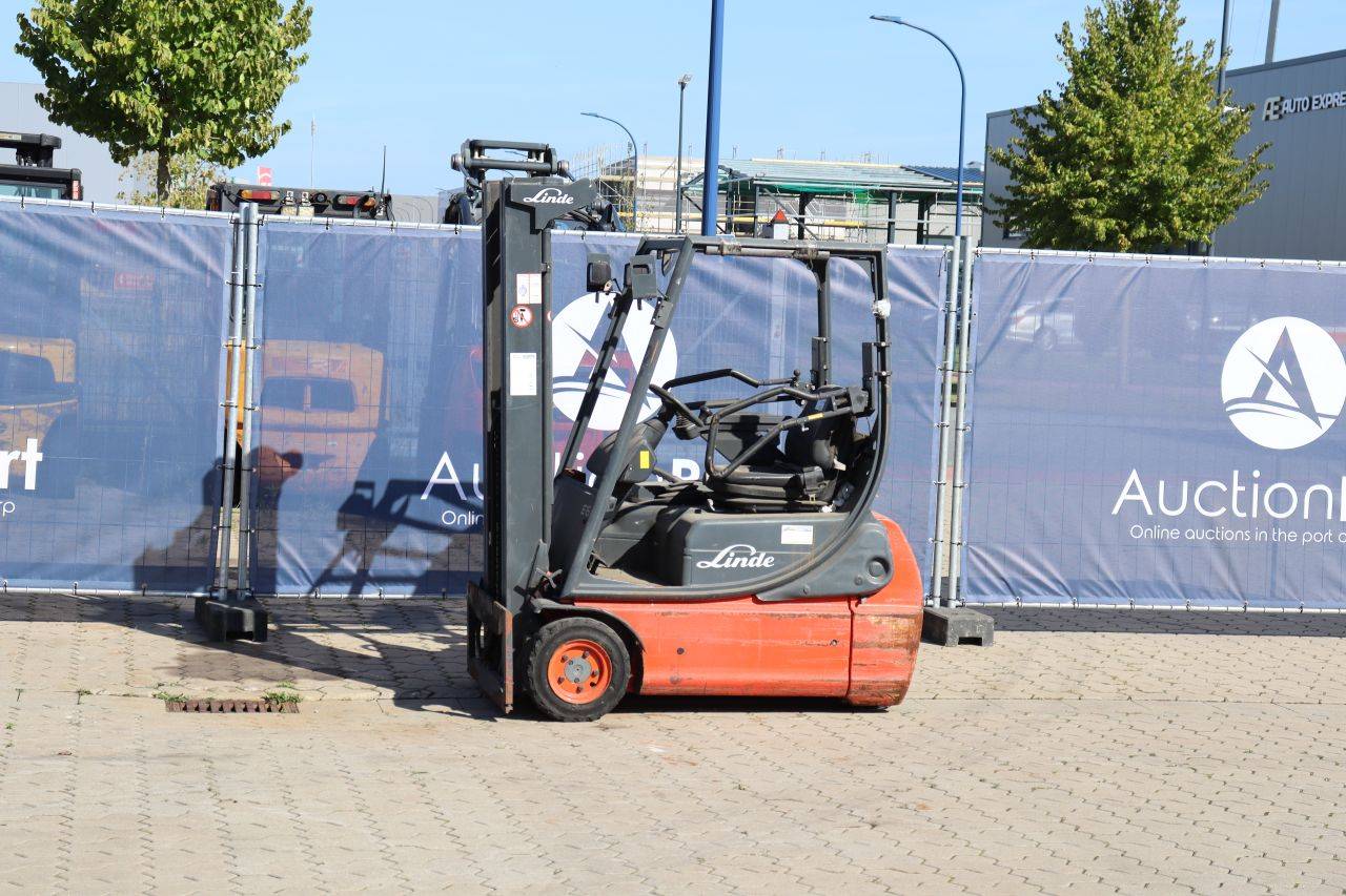 Carrello elevatore elettrico Linde E16C-02, portata 1600 kg, altezza 4,7 m, anno 2006.
