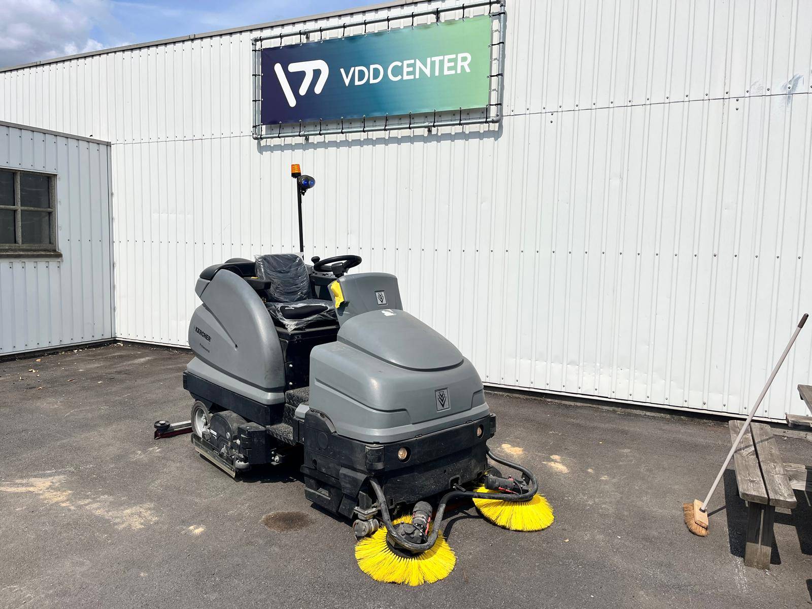 Scrubber-dryer Kärcher B250 R120 Electric 2019 with integrated sweeping function