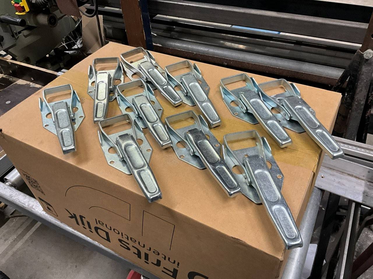 Lot of 10 valve closures