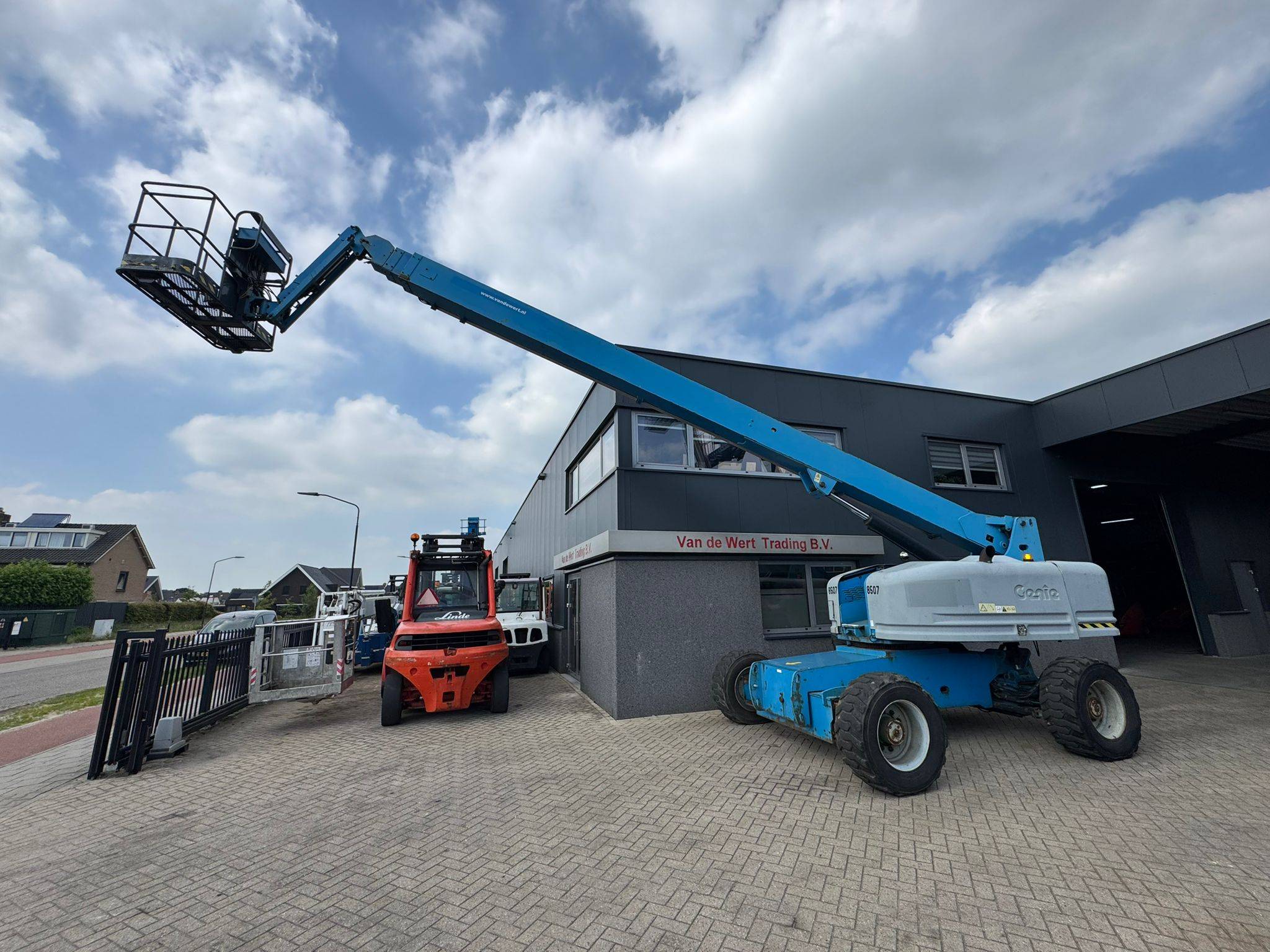 Genie S-85 Diesel Telescopic Boom Lift 27.91 2007