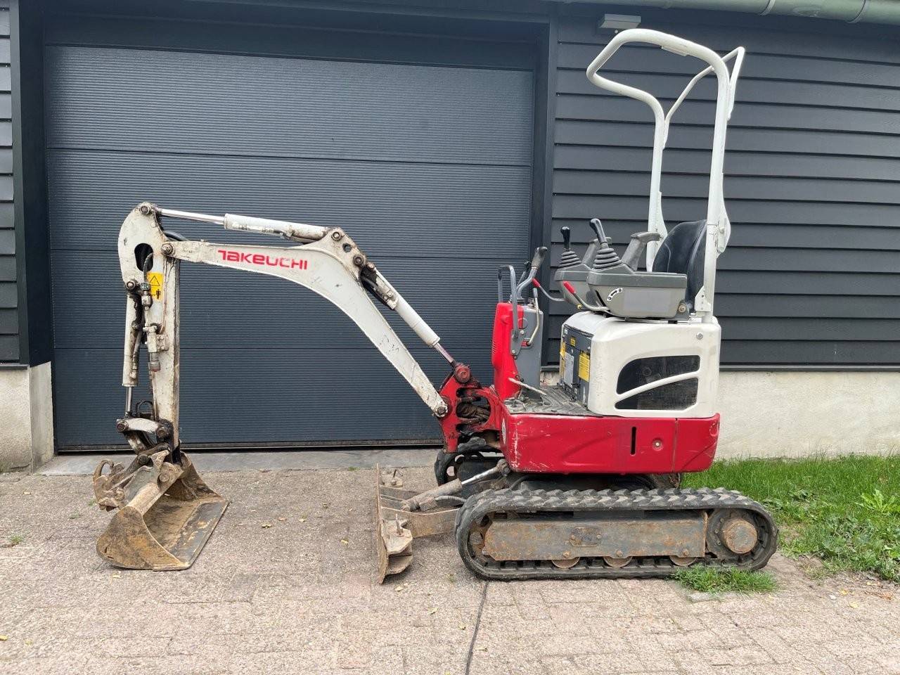 Mini excavator Takeuchi TB210R Diesel 8.7kW 2017