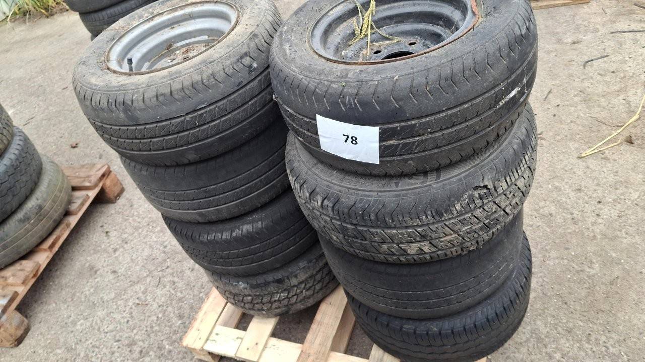 Lote de pneus variados com aros, 8 peças