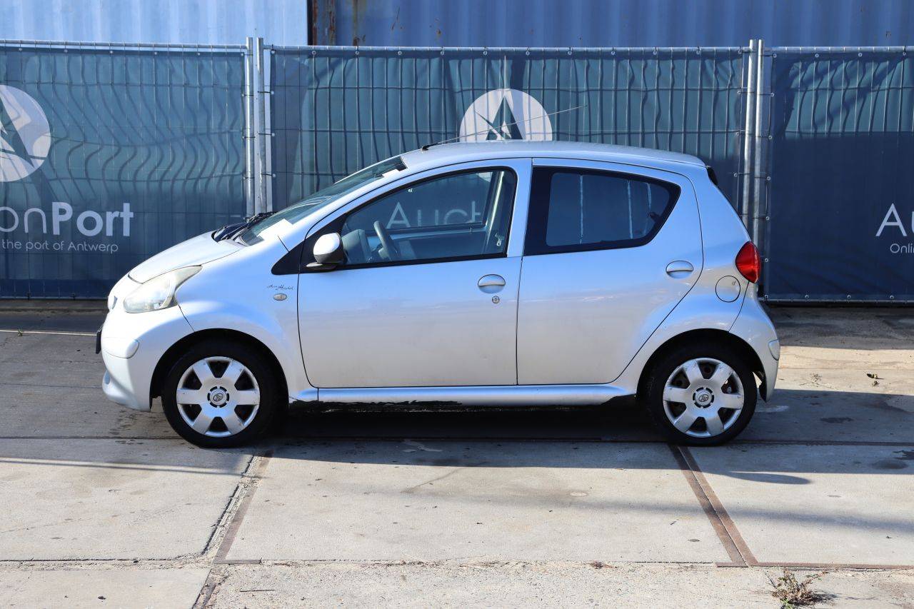 Voiture de tourisme Toyota Aygo Essence 68cv 2006