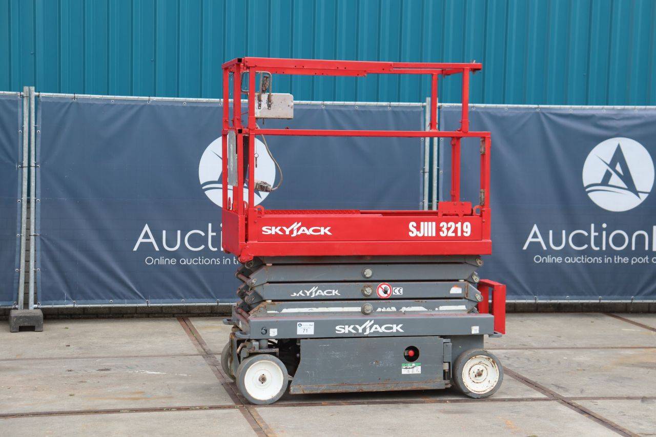 Piattaforma aerea elettrica a forbice Skyjack SJIII-3219, portata 227 kg, altezza 7,8 m, anno 2018.