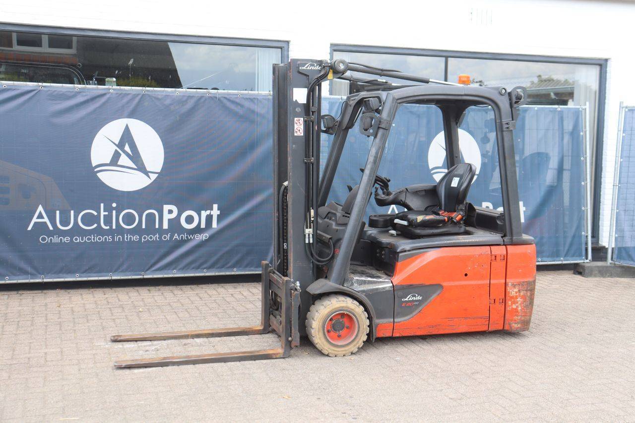 Forklifts - Mini excavators - Machines - Attachments - Equipment