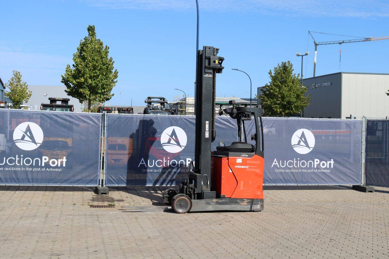 Carrello elevatore elettrico retrattile Linde R20-01, portata 2000 kg, altezza massima 4,5 m, anno di produzione 2018.