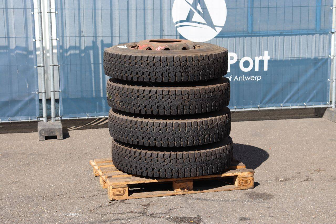 Set of Dunlop tires on rims 4 pieces (Margin)