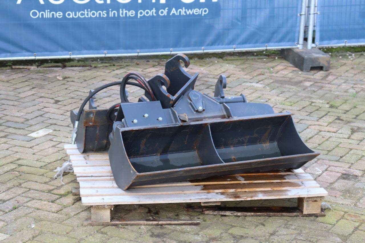 Pallet with tilting bucket and 2x digging buckets CW05 New