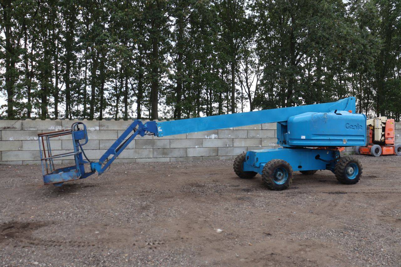 Piattaforma aerea telescopica diesel Genie S-45, portata 227 kg, altezza 15,7 m, anno di costruzione 2001.