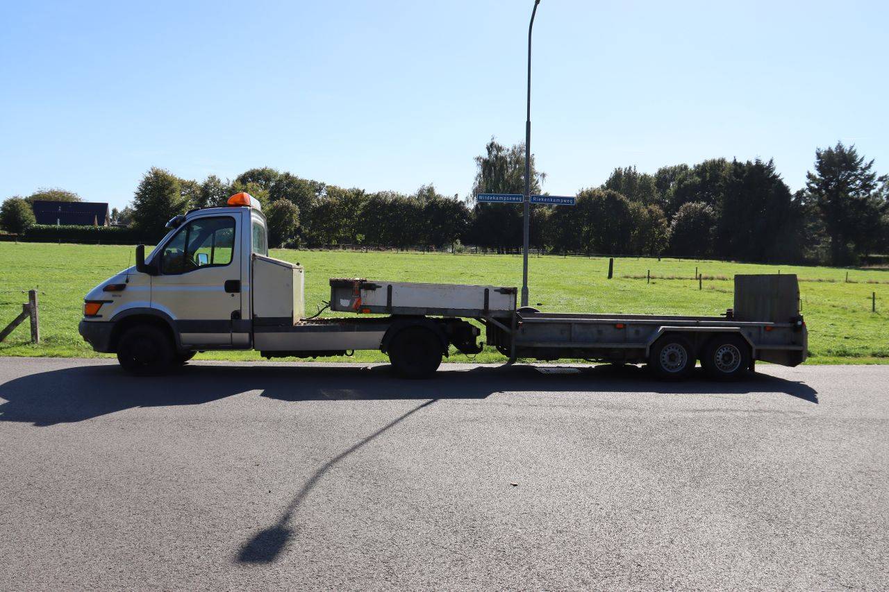 Iveco Daily 35C13T diésel BE de 125 CV, año 2000, con semirremolque de plataforma baja.