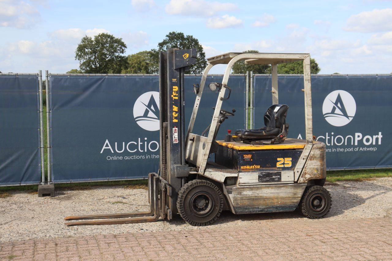 Carrello elevatore Komatsu FB25H-1E elettrico, portata 2500 kg, altezza di sollevamento 3,0 m, anno di produzione 1995.