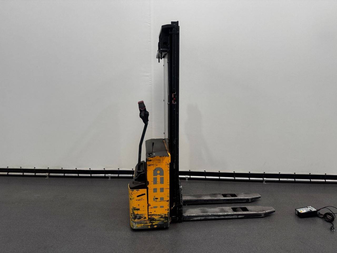 Atlet CS100 Electric Stacker 1000kg 3.64m 1998