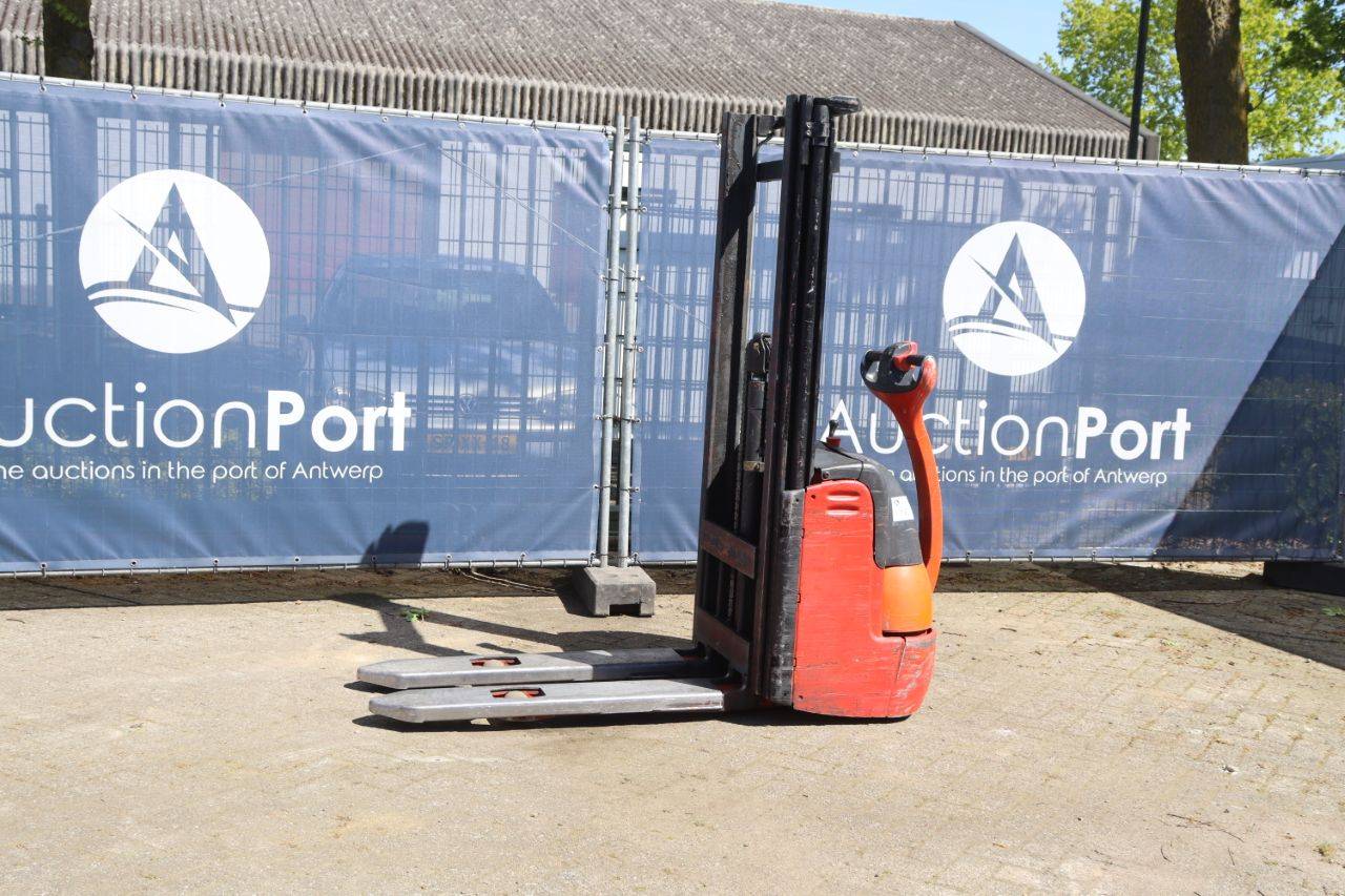 Carrello elevatore elettrico Linde L12, portata 1200 kg, altezza 4,22 m, anno di produzione 2001.