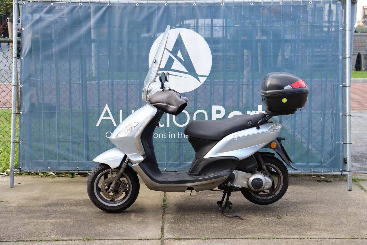 Scooter Piaggio Fly 125 gasolina 10,4 CV