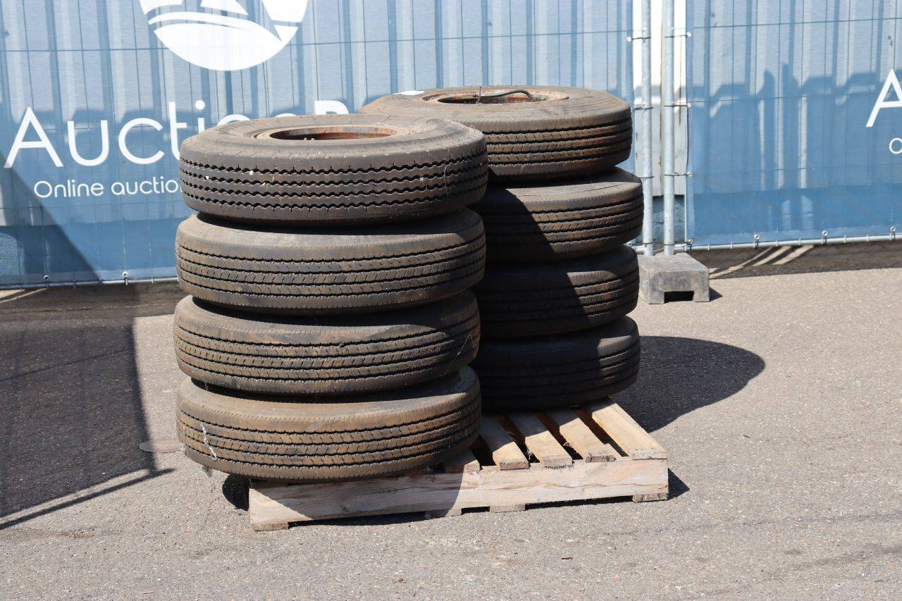 Batch of Continental tires on rims 8 Pieces (Margin)