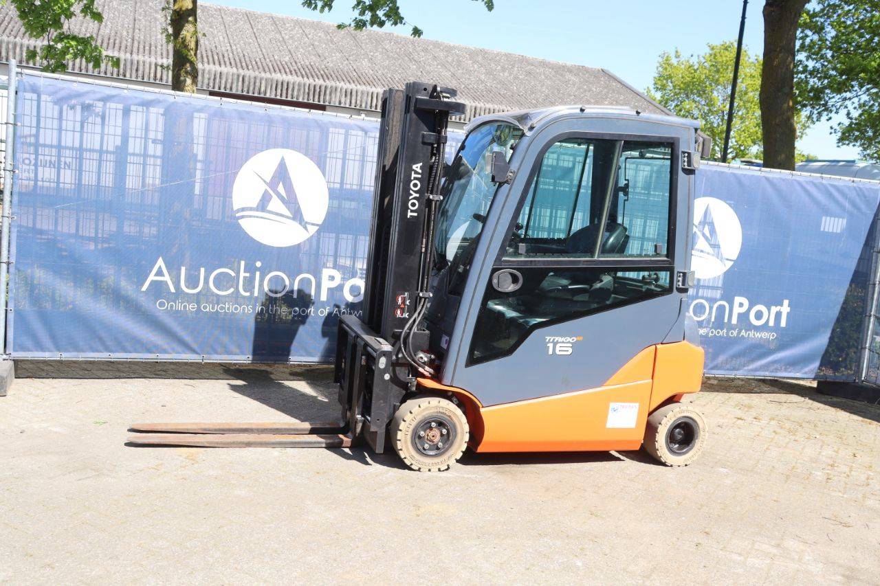 Carrello elevatore elettrico Toyota 8FBM16T, portata 1600 kg, altezza di sollevamento 4,5 m, anno 2016.