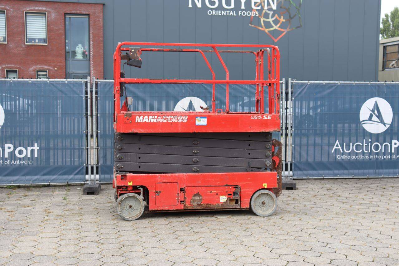 Piattaforma elevatrice elettrica a forbice Manitou 120SE da 11,75 m, anno 2014.