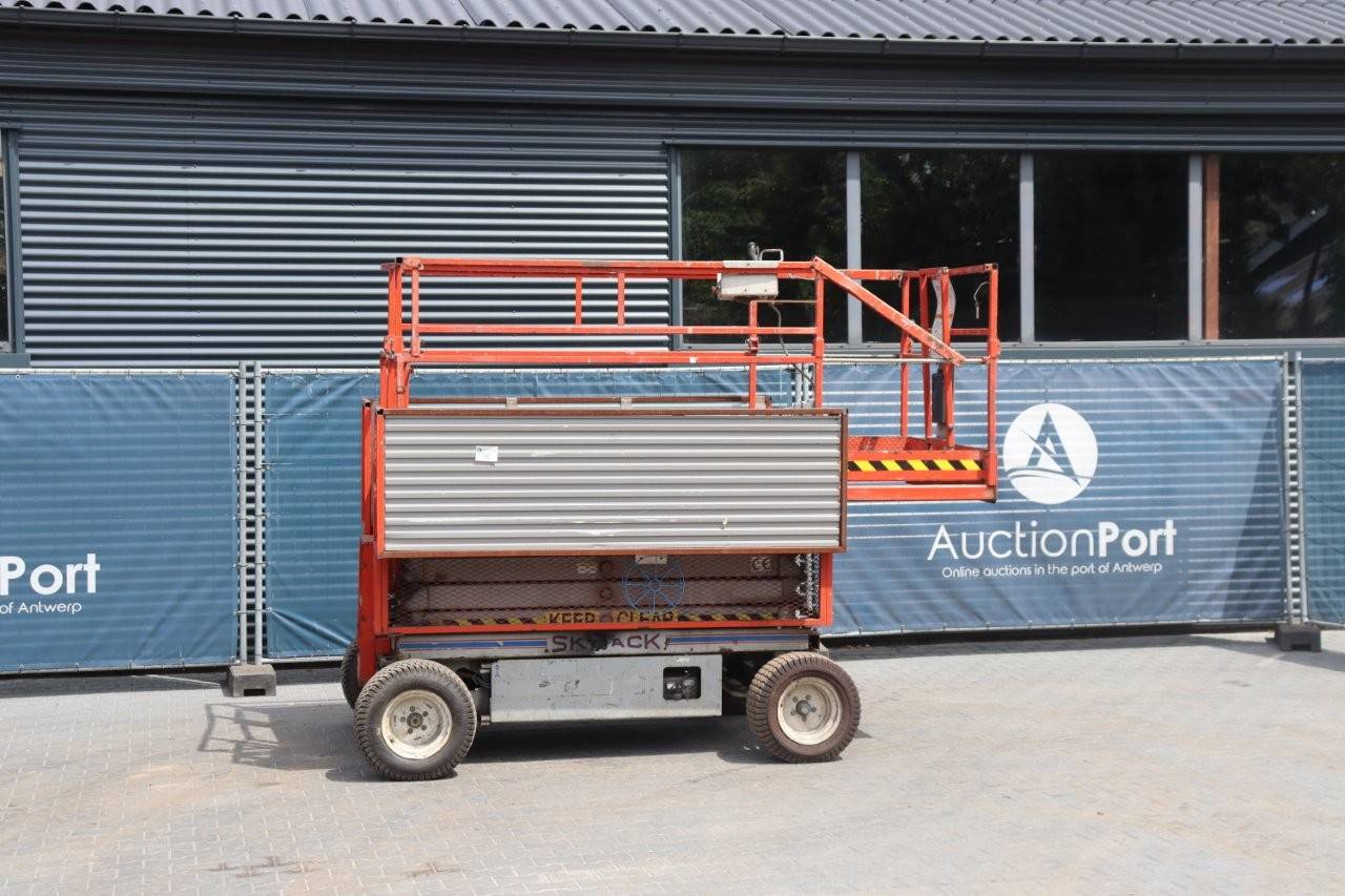 Scissor Lift Skyjack SJ III - 6832 Electric 1998